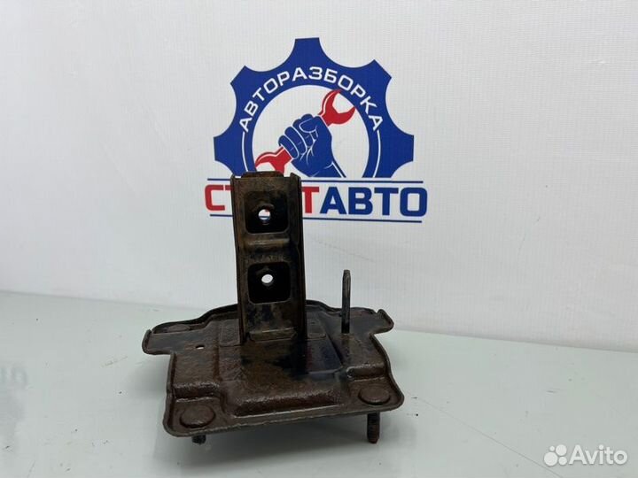 Кронштейн усилителя бампера передний правый Kia