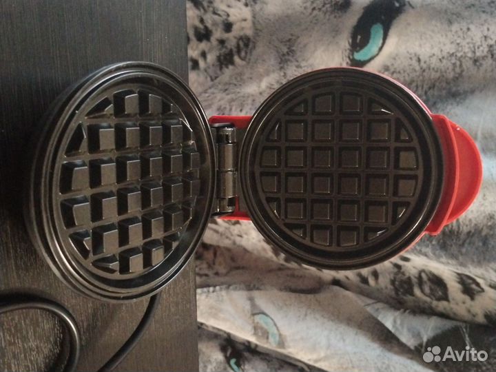 Электрическая вафельница новая