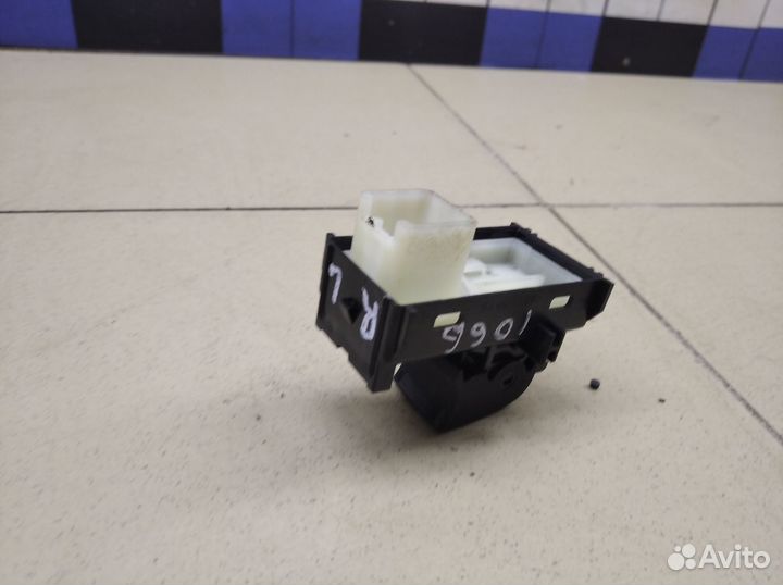 Кнопка стеклоподъемника Hi Lux 2015