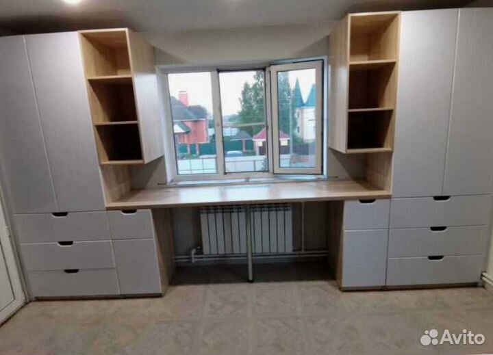 Рабочая зона в углу у окна