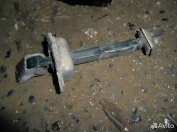 Ограничитель двери задней правой Nissan Cefiro A32