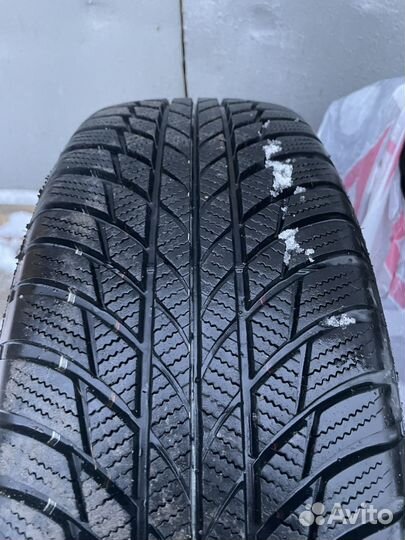 Bridgestone Blizzak LM-001 215/65 R17 99H