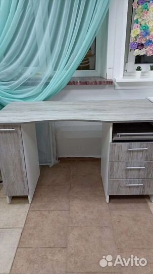 Маникюрный столик, комод, тележка