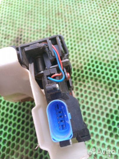 Замок двери передний левый Volkswagen Jetta 5 BSE