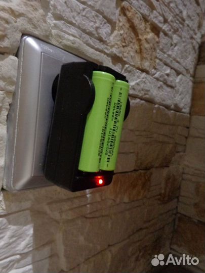 Зарядное устройство и 4 литий-ионных аккумуляторов