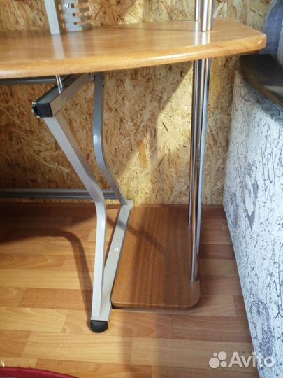 Компьютерный стол на металлокаркасе