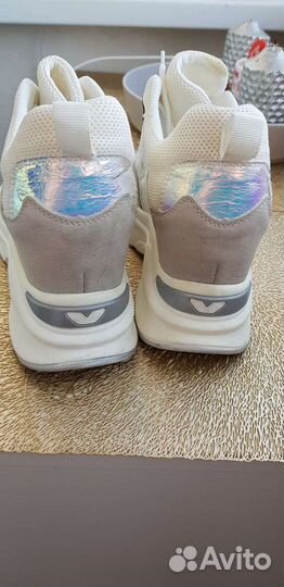 Стильные женские кроссовки