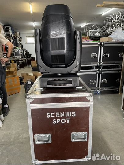 Вращающаяся голова Clay Paky Scenius Spot