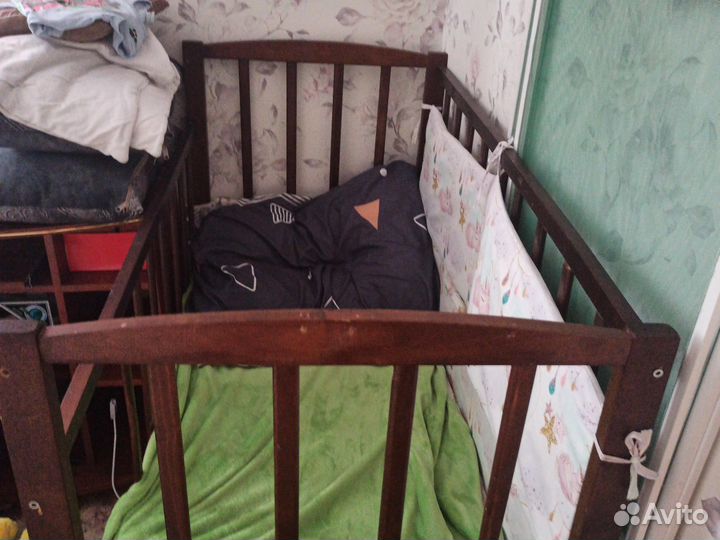 Детская кроватка с маятником