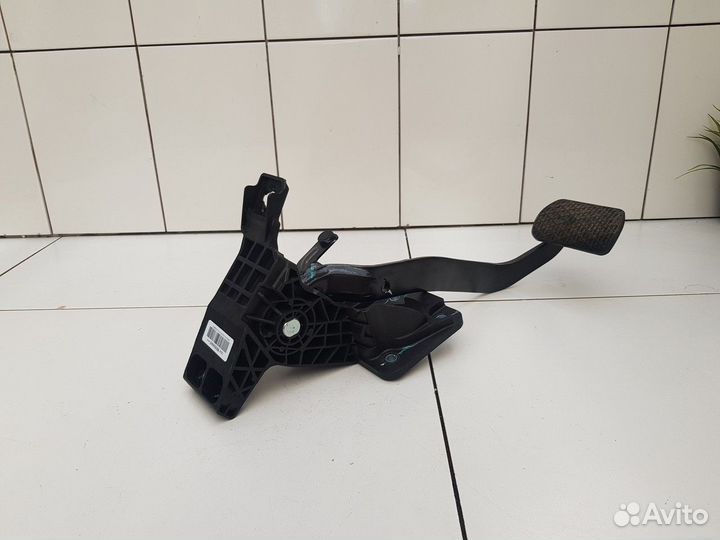 Педаль тормоза (Geely Atlas)