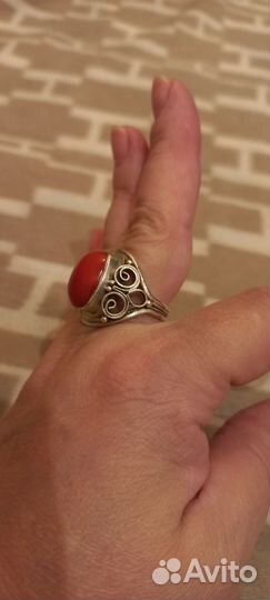 Серебряное кольцо с кораллом