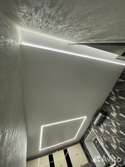 Натяжные потолки, световые линии