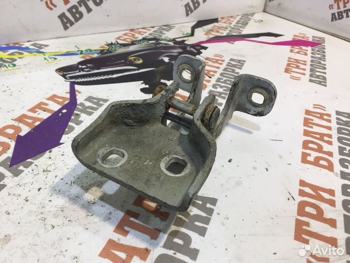 Рено Трафик Петля нижняя передней двери Прав