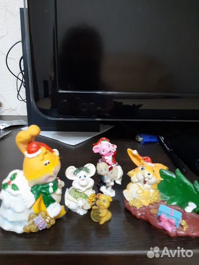 Статуэтки,подсвешник,держатель телефона