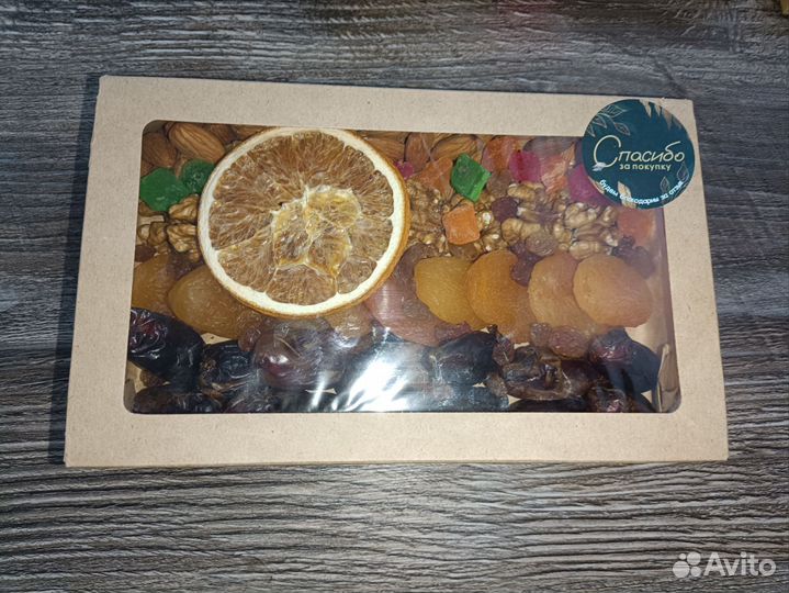 Набор из орехов и сухофруктов на 1 сентября