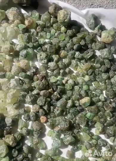 Зеленый гранат полудрагоценный камень