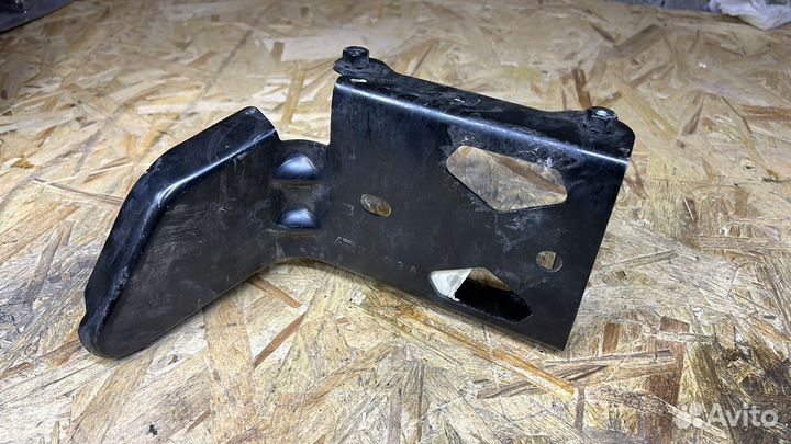 Кронштейн усилителя левый Dodge Challenger 2020