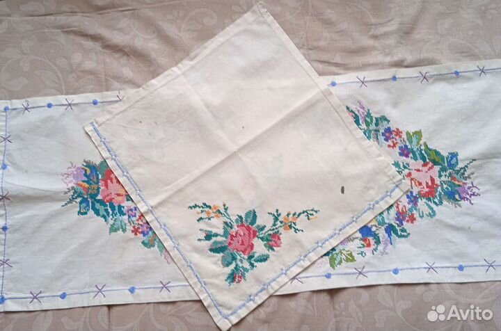 Дорожка и салфетки вышитые