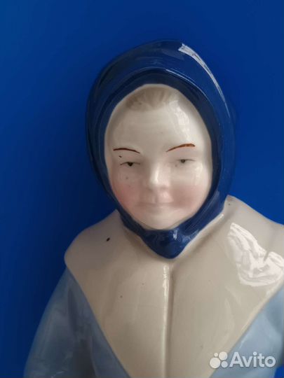 Статуэтка фарфор Женщина с рыбой. ГДР