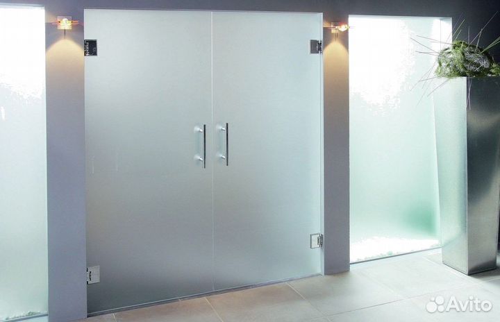 Стеклянная дверь