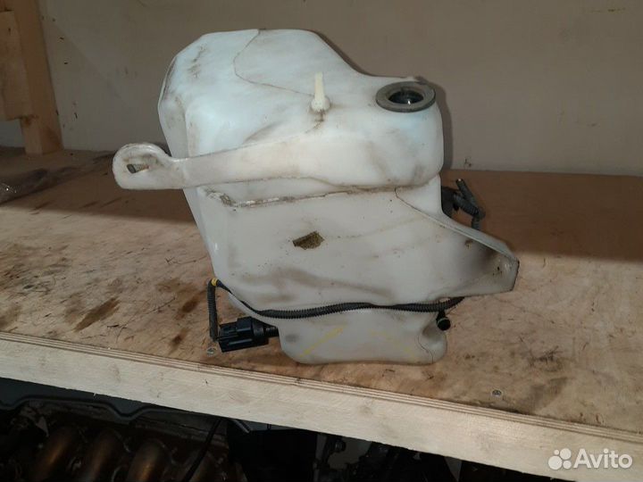 Бачок омывателя на Volvo v50 s40