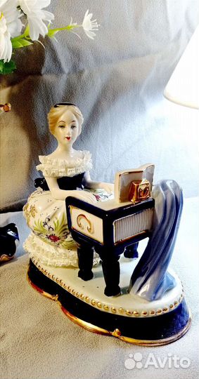Фарфоровая статуэтка