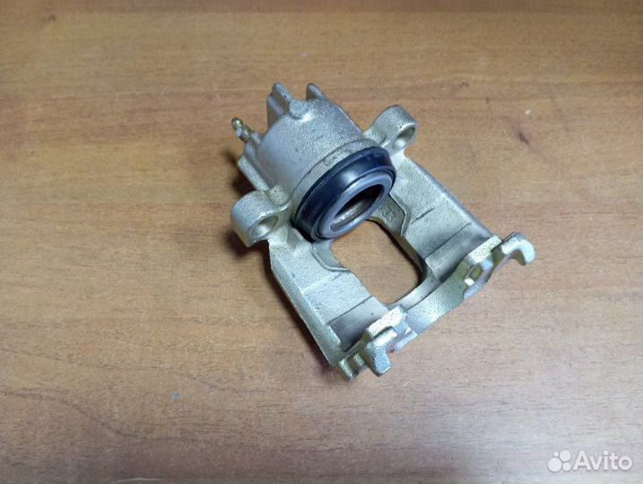 Суппорт тормозной передний левый Ford Focus I