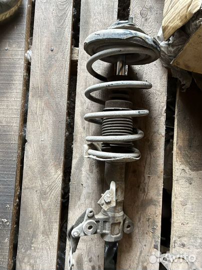 Стойка передняя правая Nissan Primera P12 европа