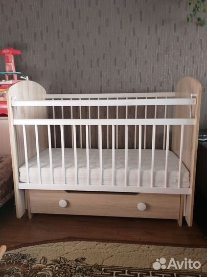 Детская кроватка с маятником и ящиком