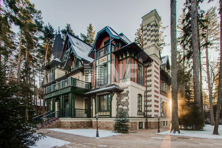 Дом 980 м² на участке 30 сот.