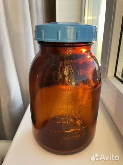 Банка из коричневого стекла с крышкой