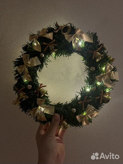 Новогодний венок светится