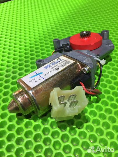 Моторчик люка крыши LR Discovery-2 EGQ100230