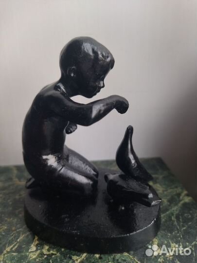 Статуэтка Мальчик с голубями