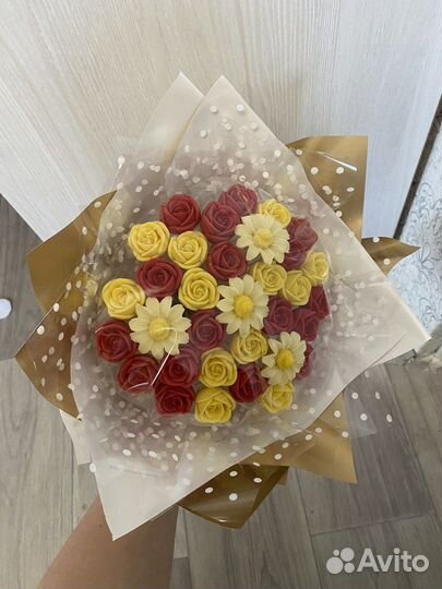 Букеты из шоколадных роз, пионов и ромашек