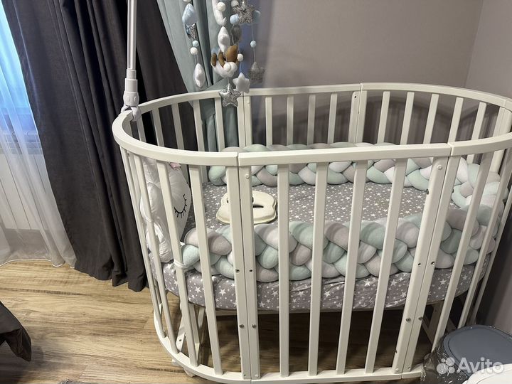 Кроватка для новорожденных с маятником