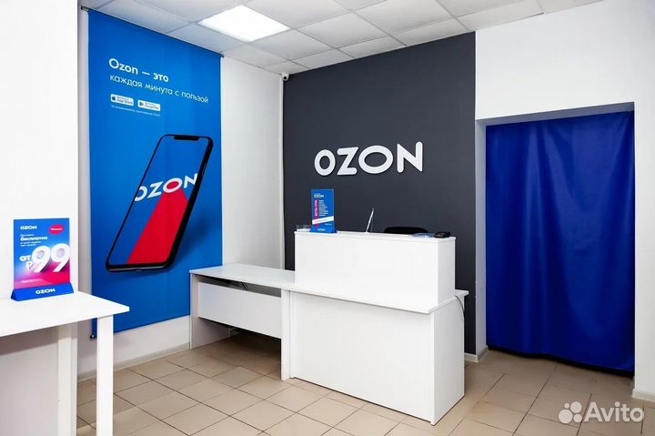 Сотрудник пункта выдачи ozon