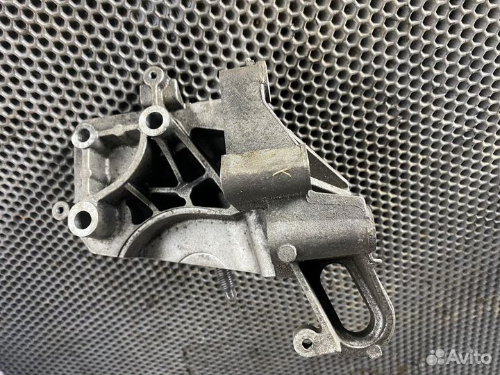 Кронштэйн опоры двигателя Ford Focus 3 1.6 pnda