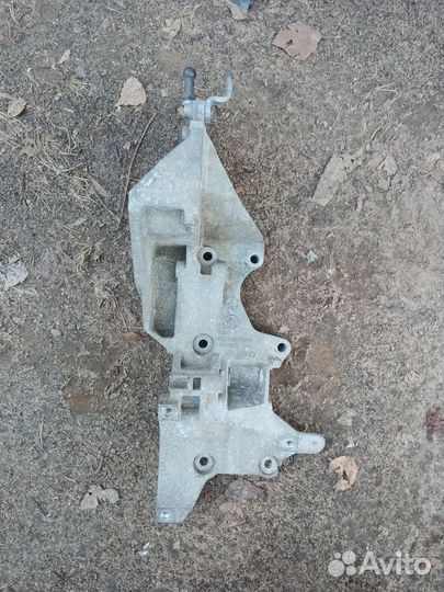 Кронштейн генератора VW Tiguan
