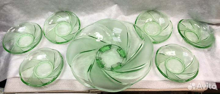 Набор из зеленого стекла ваза и 6 блюдец