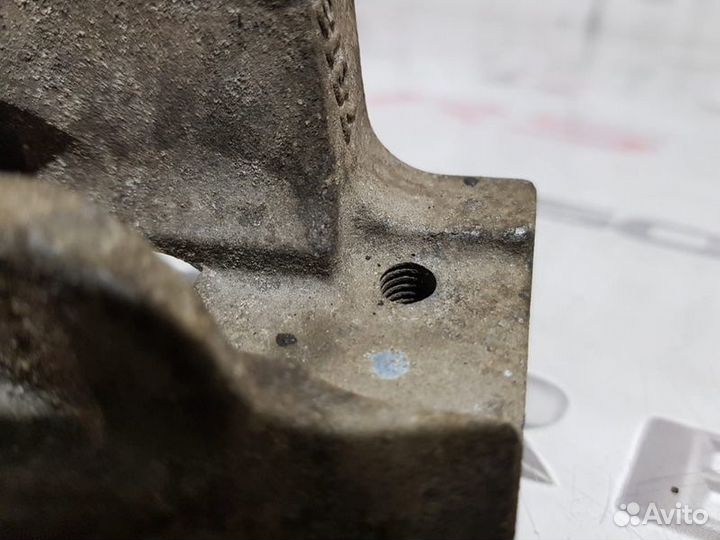 Кронштейн компрессора кондиционера Mitsubishi