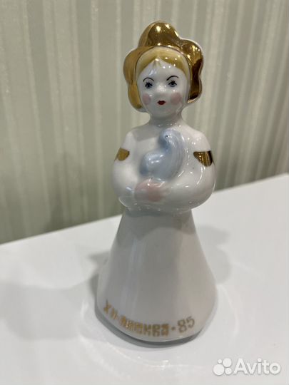 Девушка в кокошнике с голубем, фарфор, СССР