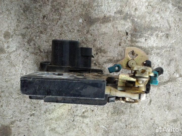 Замок двери задний правый Chevrolet Aveo T-200