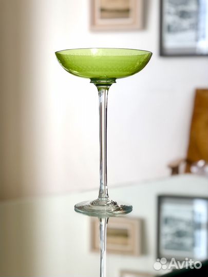 Антикварная ваза на высокой ножке