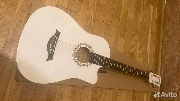 Гитара белая