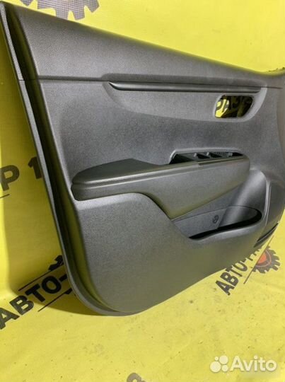 Обшивка двери передняя левая Kia Rio 4 FB