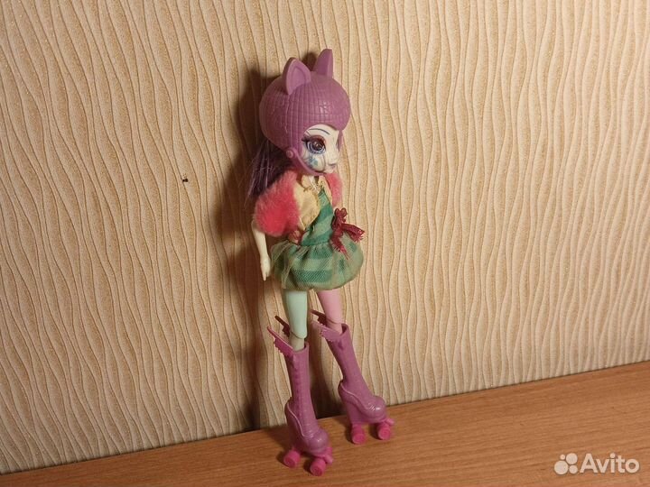 Кукла Рарити на роликах