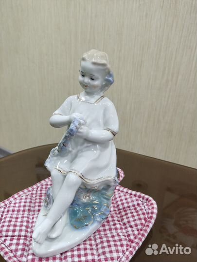 Статуэтка фарфор Девочка, плетущая венок