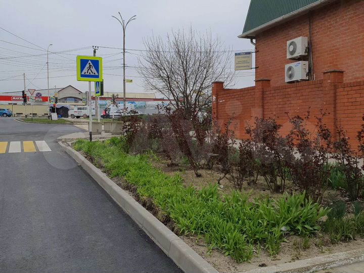 Здания 720.2 м², перекрёсток напротив рынка