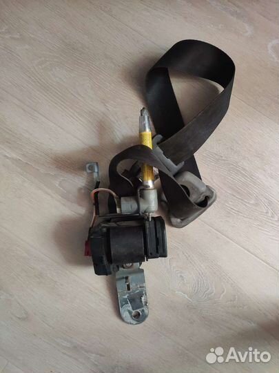 Ремень безопасности Mitsubishi Carisma